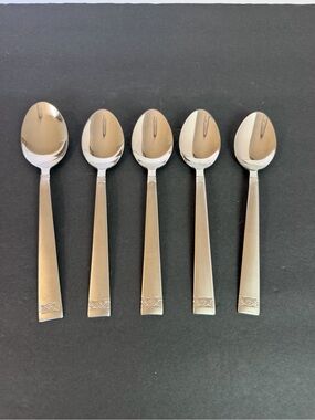 Pfaltzgraff Providence 18/8 Glossy Stainless Flatware 4 Teaspoons 1 Tablespoon